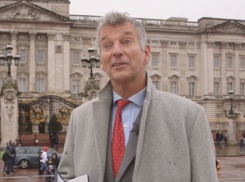 Королева Елизавета Вторая наградила актера Тони Хоукса медалью за помощь детям Молдовы