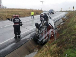 Молдавская семья с двумя детьми перевернулась в автомобиле на трассе