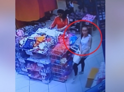 Дерзкая кража портмоне у больной раком женщины с тремя детьми в Кишиневе попала на видео