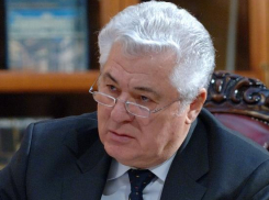 Весенне-романтичный Воронин за руку с красивой женщиной попал в фото-объектив