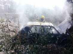 Автоворы попали в ДТП и сожгли угнанный Volkswagen 