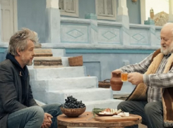 Поседевший двойник Брэда Питта приехал в молдавское село, чтобы привлечь туристов 