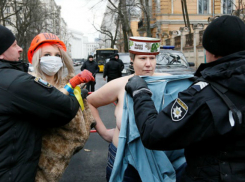 Блондинка и брюнетка показали обнаженными грудями позор Порошенко