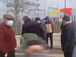 Показал полиции задницу - в ходе протестов в Джурджулештах мужчина совершил хулиганский поступок