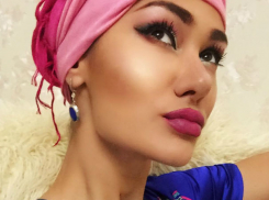 Обнаженное тело с пирсингом показала «загорающая» сексуальная брюнетка из Молдовы