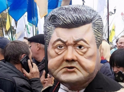 На «Михомайдане» в центре Киева оседлавшего казака «Порошенко» с золотым батоном сняли на видео