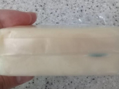 Испорченный сыр с плесенью на прилавке магазина возмутил жительницу столицы 