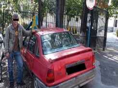 Угнавшего простым способом припаркованный в Кишиневе автомобиль молодого человека показали на видео