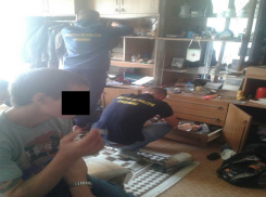 Обыск в квартире совершившего преступление в столичной маршрутке мужчины сняли на видео 