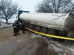 Съехавшая в кювет цистерна с топливом грозила взрывом