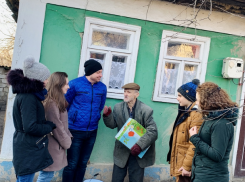 Молодежь Шолданешт и Резины поздравила пожилых неимущих людей