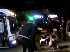 Буйный мужчина с окровавленной головой испугал людей на троллейбусной остановке в Кишиневе