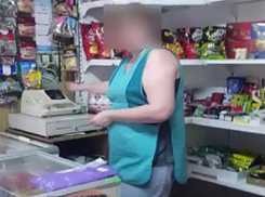 Паленую водку и испорченные продукты обнаружили в столичных магазинах 