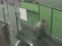 На корточках отправился в США молодой киевлянин под прицелом видеокамеры 