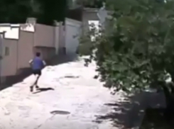 Дерзкий грабитель, сорвавший с женщины цепочку, попал на видео 