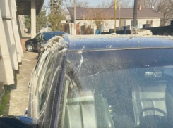 В Кишиневе с заброшенного здания сыплются камни, один автомобиль уже серьезно пострадал
