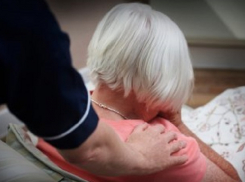 Избив приемную мать, мужчина заставил ее заняться сексуальными извращениями