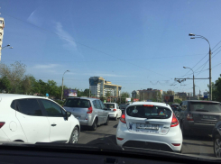 На Виадуке образовались пробки, общественный транспорт ходит с трудом