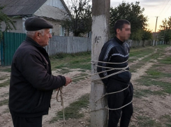 Пенсионер из Приднестровья поймал вора и привязал его к столбу
