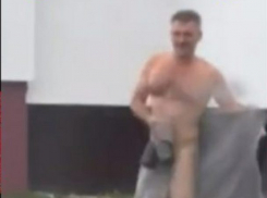 Берегите детей! Неадекват тряс «причиндалами» и угрожал прохожим