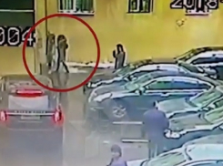 Падение огромной глыбы льда на прокурора попало на шок-видео