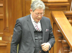 Гимпу обвинили в парламенте в грандиозных кражах и развязывании войны