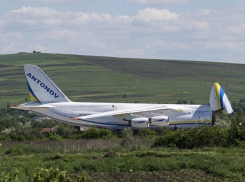 Гигантский самолет «Антонов», «съедающий» вертолеты, обнаружили в молдавском аэропорту