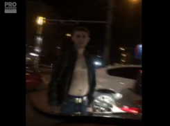 В Кишиневе неадекватный молодой человек подрался с машиной
