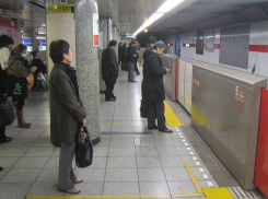 Гибель девушки в метро Бухареста вынудила власти установить специальную защиту