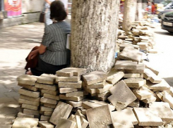 Бесплатно раздать демонтированную тротуарную плитку решила примэрия