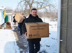 Благотворительность за чужой счет: депутат-миллионер от своего имени раздавал подарки детей из Голландии 