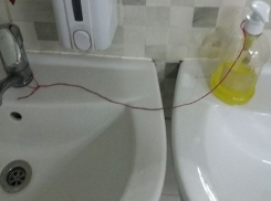 Антивандальный способ придумал кишиневский завхоз, приковав жидкое мыло к раковине 