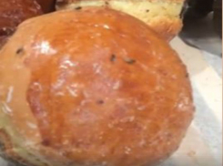 Омерзительных насекомых над «свежими» булочками в супермаркете показала на видео жительница Кишинева