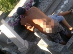 Бурным сексом на старинном кладбищенском склепе юная парочка шокировала Румынию