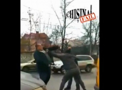 Трое мужчин подрались прямо посреди дороги