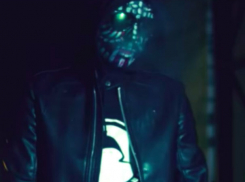 Солист группы Carla's Dreams стер макияж с лица в новом клипе 