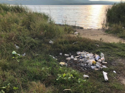 Пляж Гидигичского водохранилища превратился в свалку