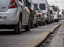 На многих улицах столицы с утра образовались пробки