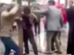 Жестокую расправу мужа с приехавшим на свидание с его женой юношу сняли на видео