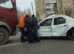 На Ботанике столкнулись КАМАЗ и автомобиль такси
