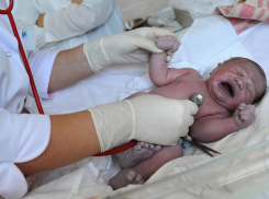 Женщина, не знавшая о своей беременности, родила в больничном туалете