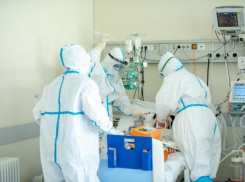 Люди валом мрут от коронавируса, врачей и медсестер не хватает