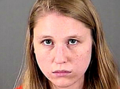 Секс-упражнениями и преследованиями молодая учительница доводила школьников до слез