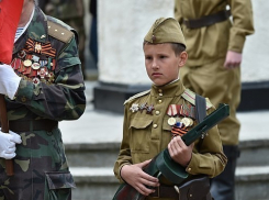 В Бельцах 12-летнего ребенка, раздававшего георгиевские ленты в советской форме, ударил неизвестный и назвал фашистом 