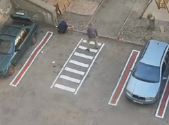 Отчаявшиеся пешеходы потратились на краску, жестко разграничив свою территорию во дворе Кишинева