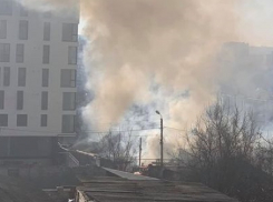 Сильный пожар на Рышкановке - горит частный дом
