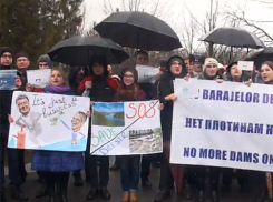 Сотни кишиневцев вышли на акцию протеста с плакатами Порошенко 