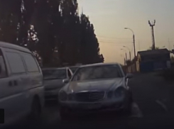 Автохама на Mercedes E-Class сняли на видеорегистраторы в столице