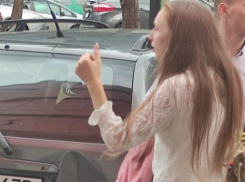 На парковке у Mall неадекватная девушка под воздействием наркотиков принялась громить машины