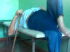 Обессилевший в очереди к врачу в Оргееве пожилой человек лег на кушетку